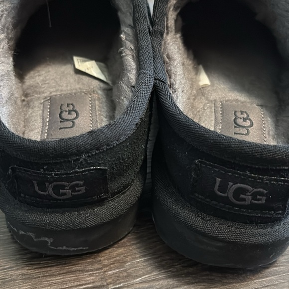 Ugg slippers black size 8 - Picture 3 of 4